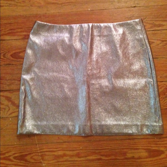 Metallic silver skirt !