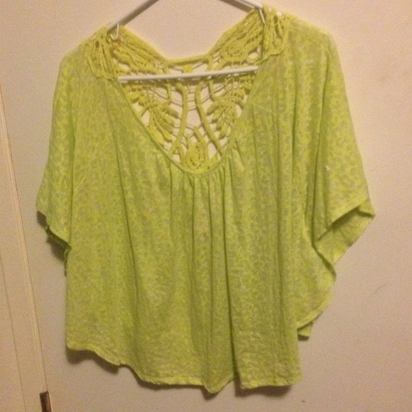Loose winged top