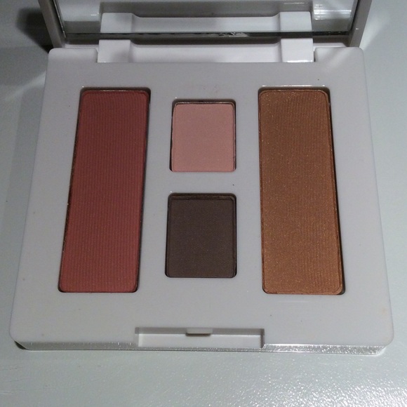 Clinique - blush/bronzer/shadows - Picture 4 of 4