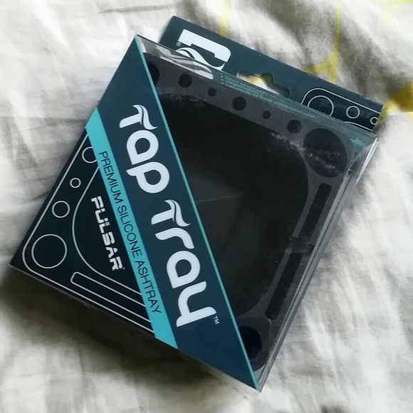 Premium silicone ashtray