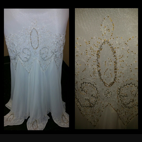 Beautiful Ivory beaded wedding dress - Picture 2 of 3