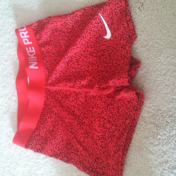 🚨.99 shipping🚨 will lower 10% Nike pro 3"