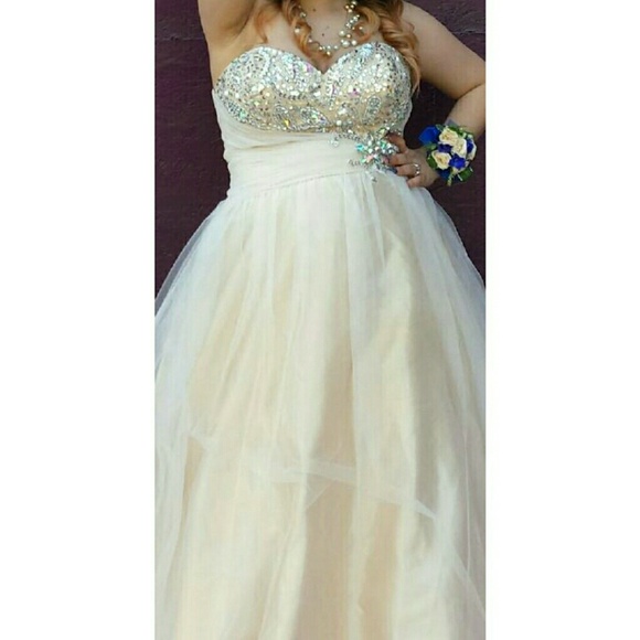 Beautiful Dress - Picture 1 of 4