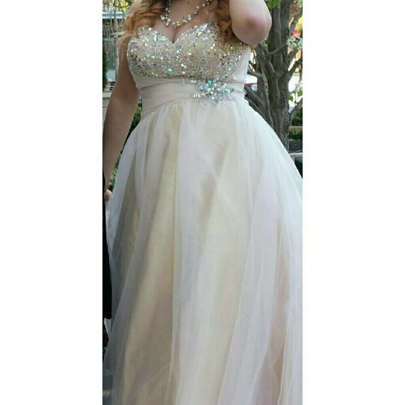 Beautiful Dress - Picture 2 of 4