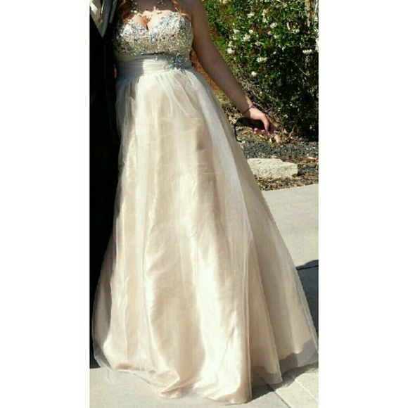 Beautiful Dress - Picture 3 of 4