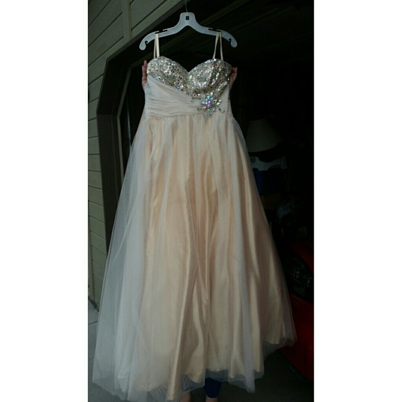 Beautiful Dress - Picture 4 of 4