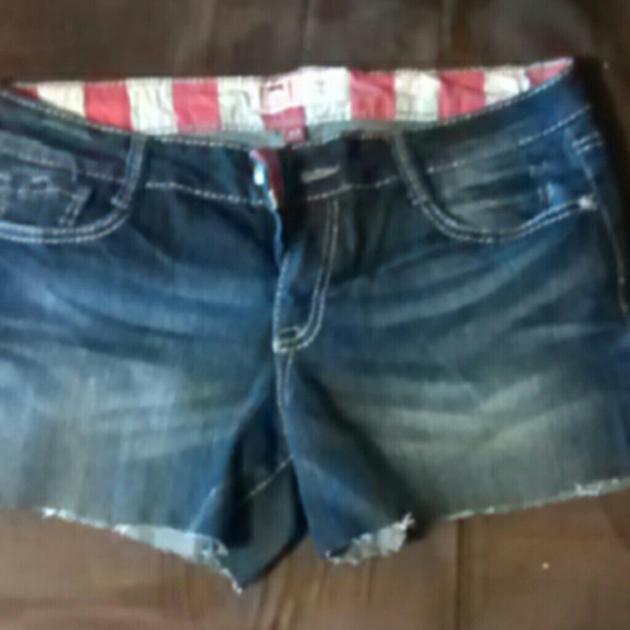 Size 13 lei flag shorts