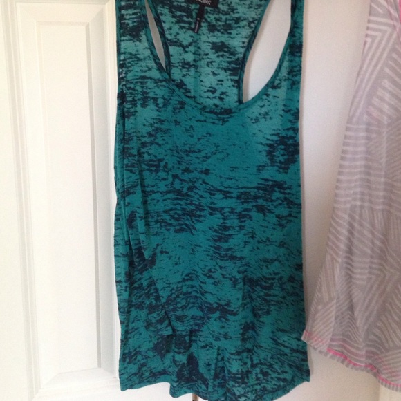 Tank tops - Picture 2 of 3