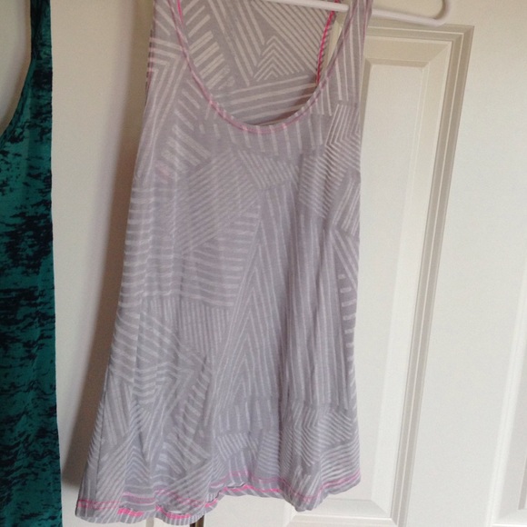 Tank tops - Picture 3 of 3