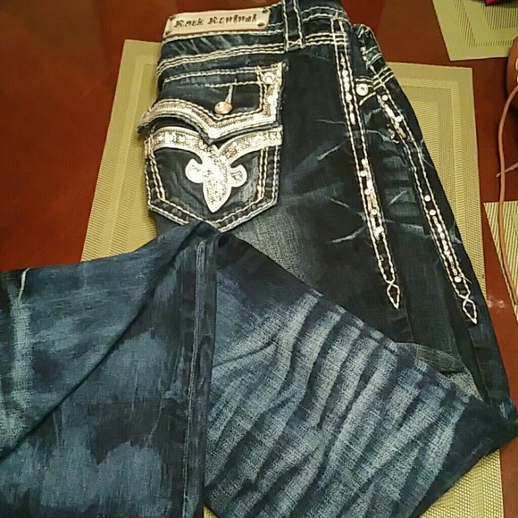 Size 28 ×32 rock revival lots of bling