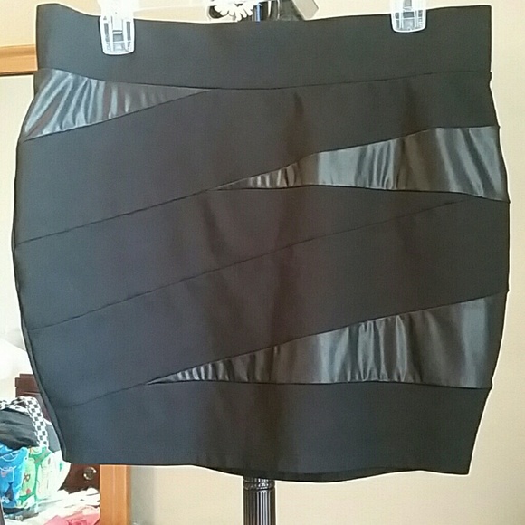 Fitted black mini Skirt