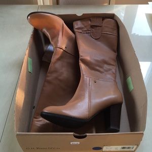 Brand new leather boots light brown.