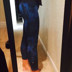 Lululemon crop in blue/black print