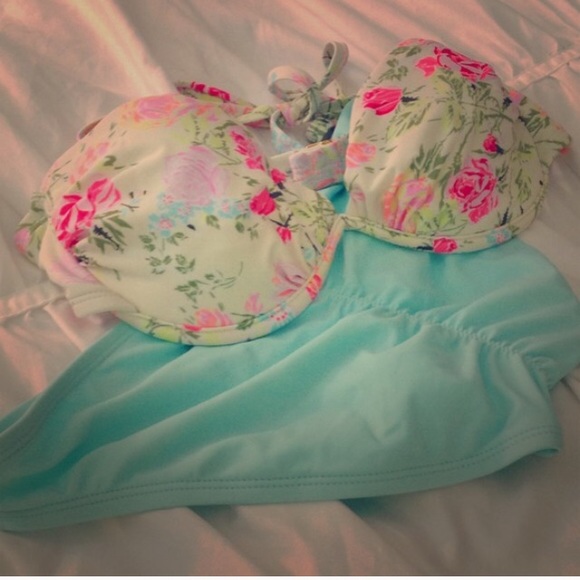 Floral bikini 👙🎀