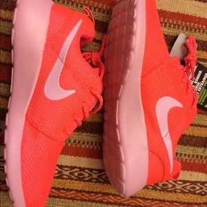 Hot pink Nike Roshe Run women's 6.5