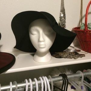Black floppy sun hat