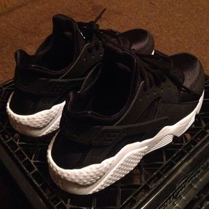 BRAND NEW HUARACHES.