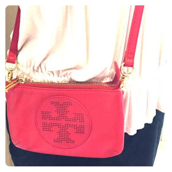 Tory Burch Handbags - Tory Burch small leather cross body purse. 🎀
