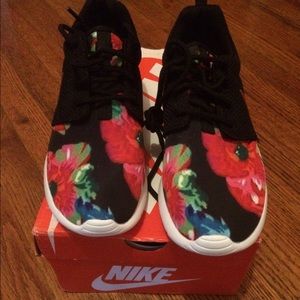 New nike roshe size 5.5 womans size