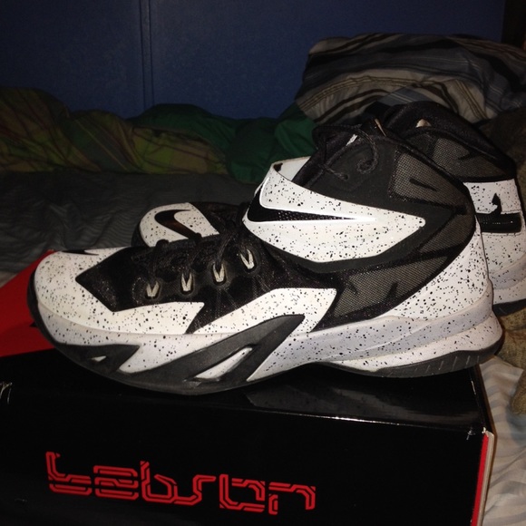 Lebron soldier 8 size 12 elephant