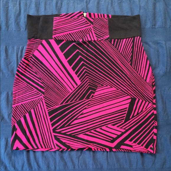 🚫BUNDLED🚫Geometric Print Skirt - Picture 2 of 3