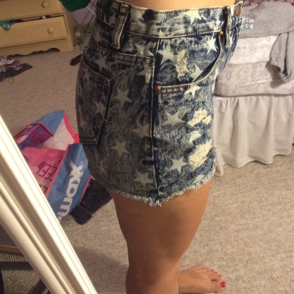 Denim printed shorts. - Picture 2 of 3