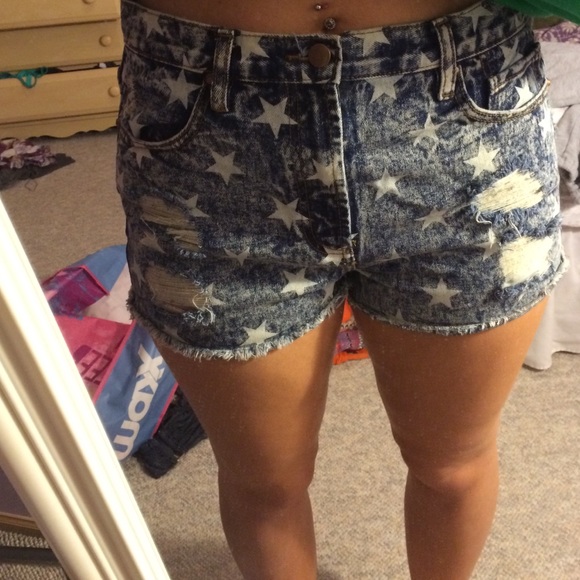 Denim printed shorts. - Picture 3 of 3