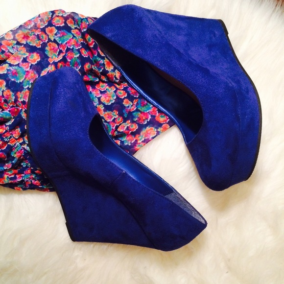 PRICE DROP Soda blue swede textured wedges