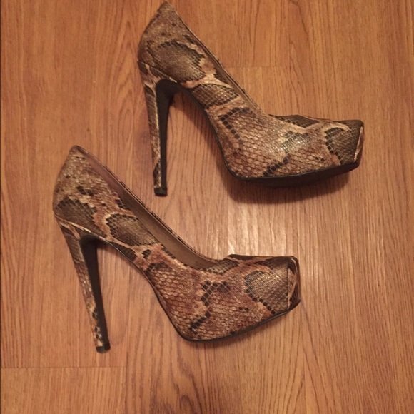 Snake skin pumps
