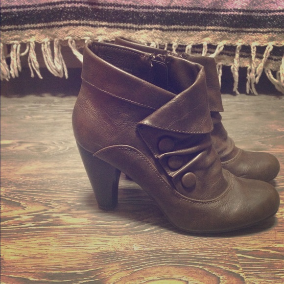 Short heel boots