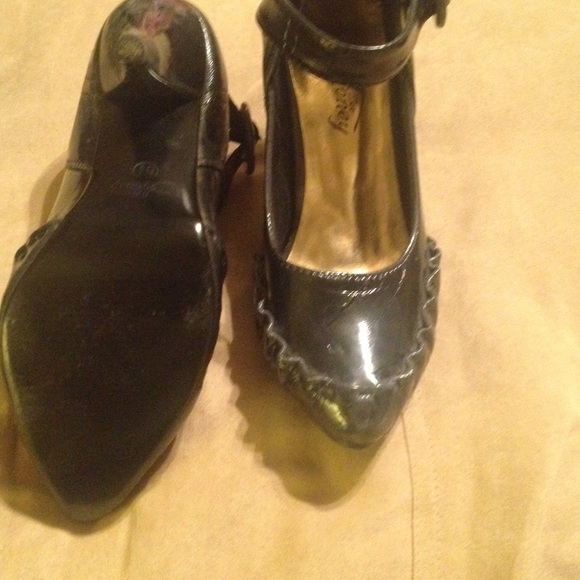 Super cute high heels with buckle!