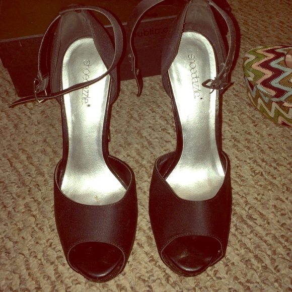 Ankle strap open-toe shoes