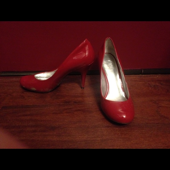 Red pumps