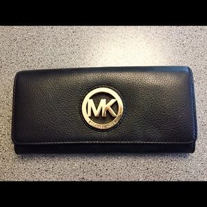 Michael Kors Fulton Carryall Wallet
