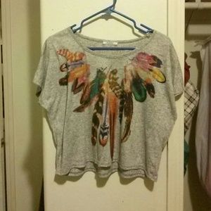 Cute gray shirt with feathers
