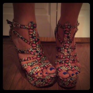 Jessica Simpson Fawnna Platform Floral Heels