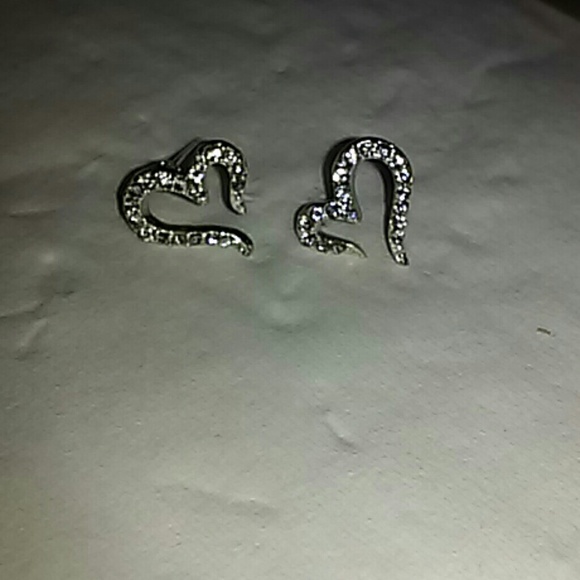 Accessories - Heart shaped diamond earring