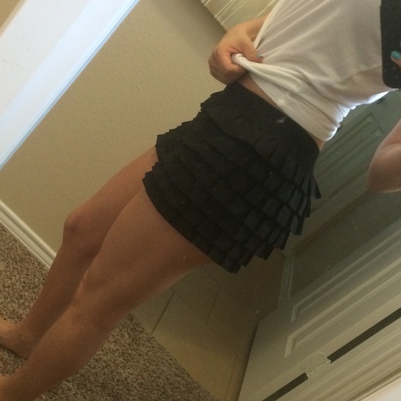 Ruffled Shorts black. size SMALL. NWOT!! - Picture 2 of 3