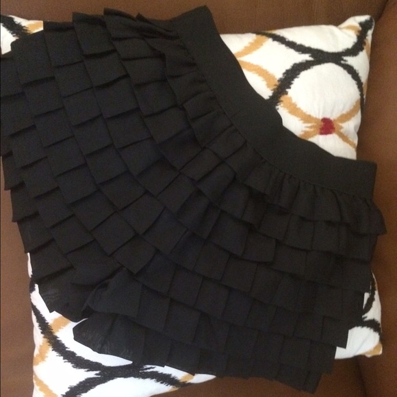 Ruffled Shorts black. size SMALL. NWOT!! - Picture 3 of 3