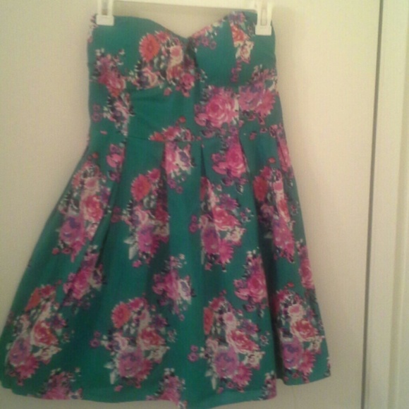 Minidress. Green floral....new with tags