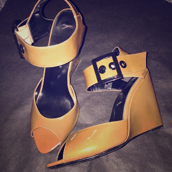 Steve Madden Conspire beige patent wedge