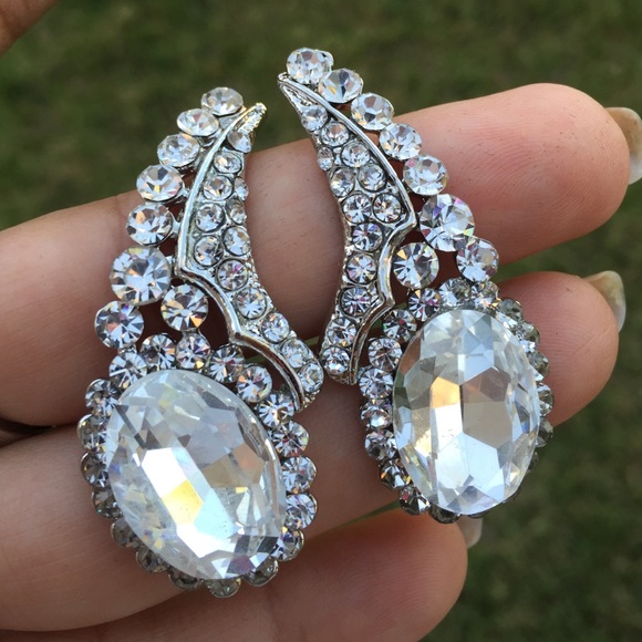 🎉Host pick 🎉CUBIC ZIRCONIA Party earrings - Picture 3 of 4