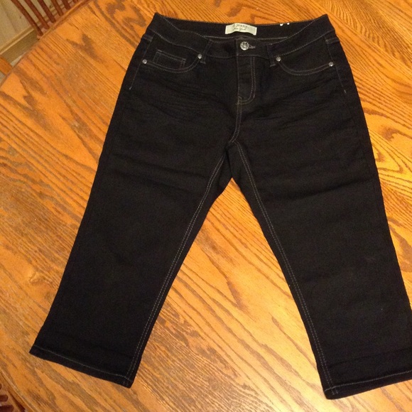 Black stretch capris