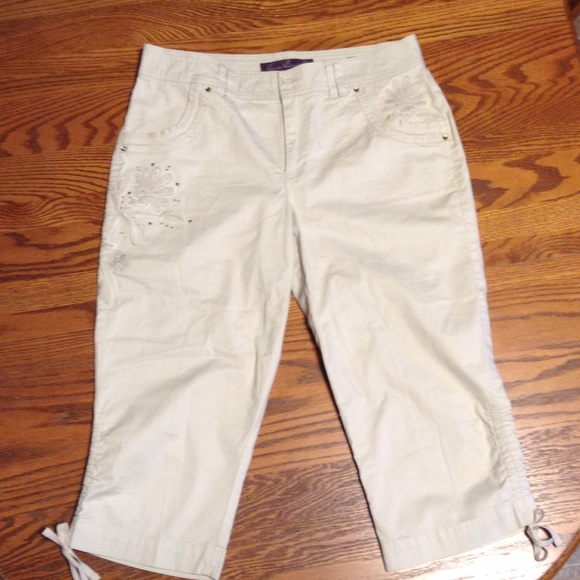 Cream colored capris with flower design by pocket