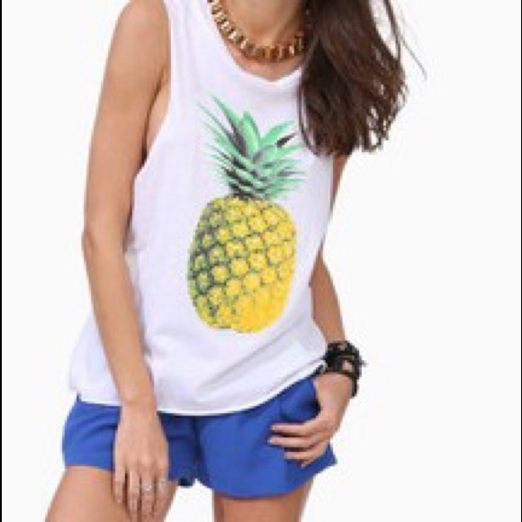 Pineapple top white sleeveless shirt