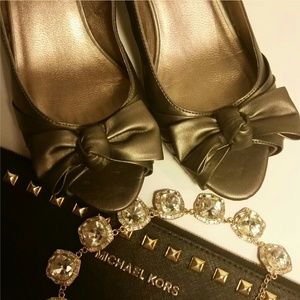 🎀 Gray Shimmer Peep Toe Low Heel Shoe with Bow 🎀