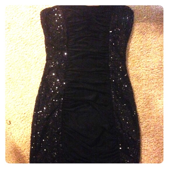 Dresses & Skirts - Stylish, black with sequin party dress.