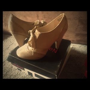 Beige bootie