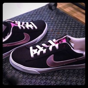 Nike tennis shoes-9.5 US (pink and black)
