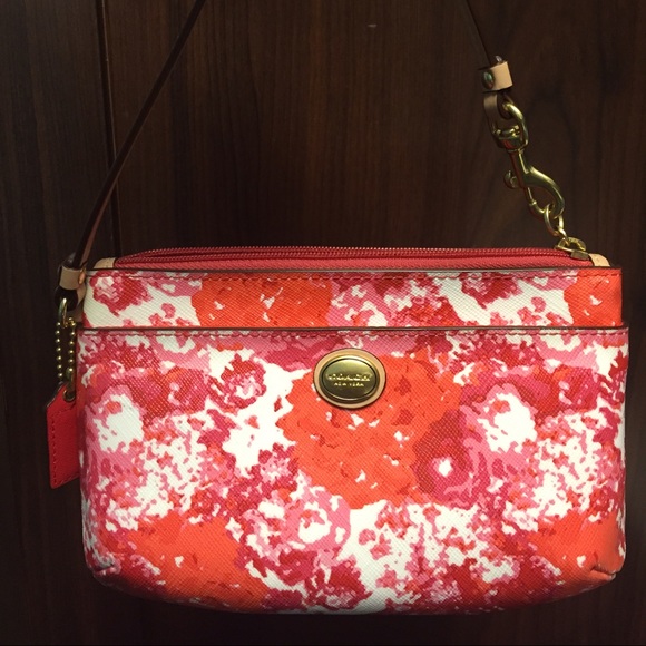 🌸Coach Peyton Medium Wristlet🌸 SOLD